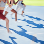 Bazı sporcular koşuyor. Foroğraf scrum sprint kavramını simgeliyor.