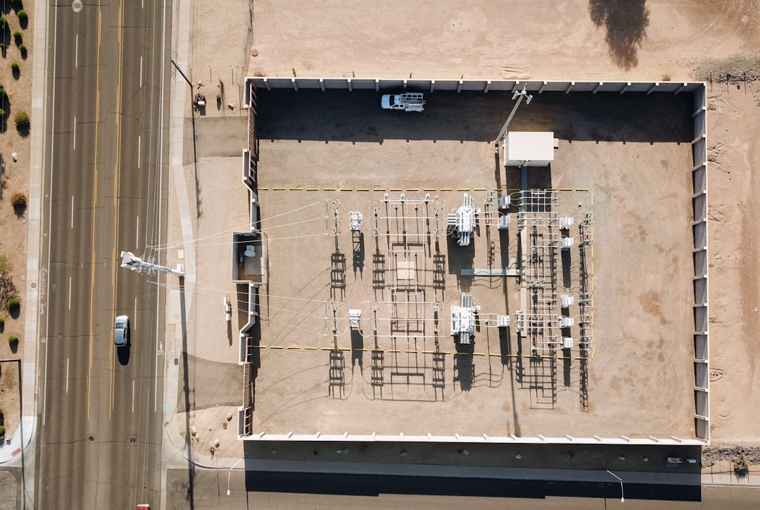 Bir veri merkezinde birden fazla yapay zeka modelini birbirine bağlayan ağ yönlendirme yollarının soyut görselleştirmesi