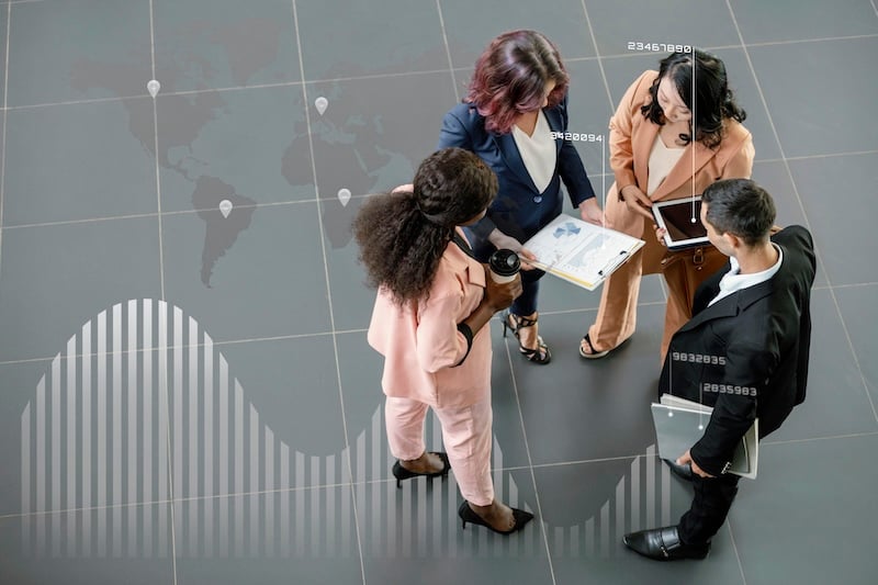 4 kişilik ellerinde bulunan bazı not kağıtları üzerinde çalışıyor.